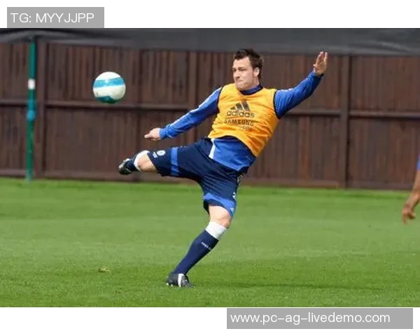 足球凌空抽射的艺术与技巧探讨如何在比赛中完美展现这一绝妙技艺 足球凌空抽射的艺术与技巧探讨如何在比赛中完美展现这一绝妙技艺